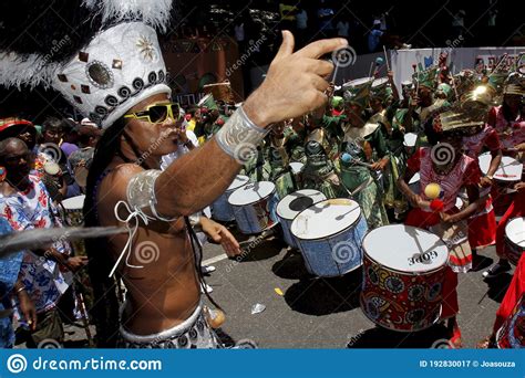  De Carnaval van Salvador: Een explosie van afro-Braziliaanse cultuur en politieke statements dankzij de energie van Carlinhos Brown